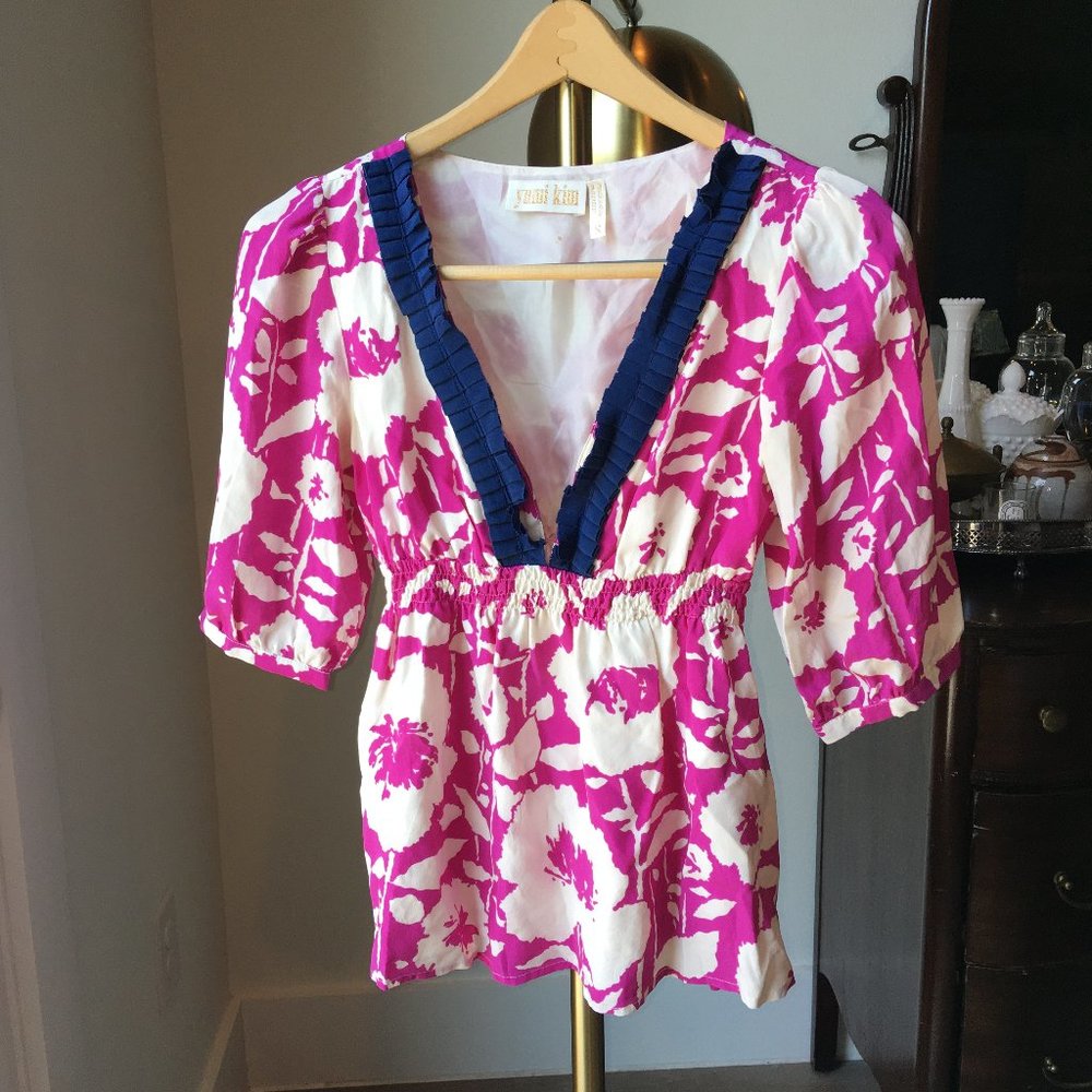 yumi kim silk v-neck floral blouse - fuchsia/navy - s